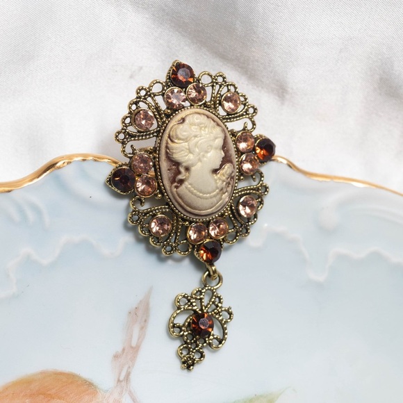 ✨Anthropologie Gwyneth Vintage Style Victorian Brooch - Picture 2 of 6